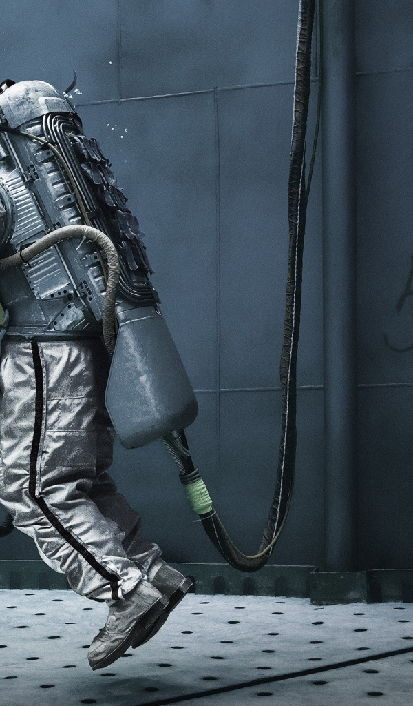 Космонавт в ангаре космической станции