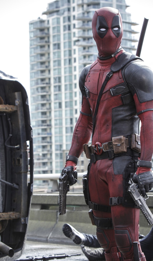 Дэдпул у перевернутой машины