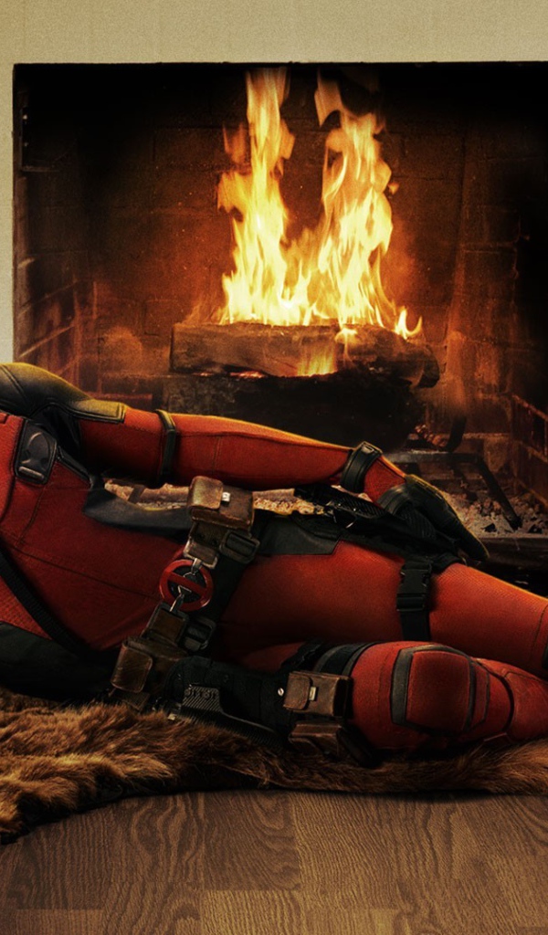 Дэдпул лежит у камина