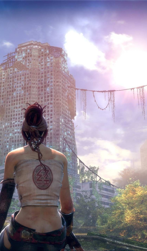 Девушка в заброшенном городе