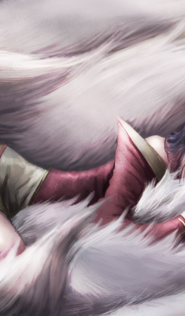 Девушка спит среди белого меха