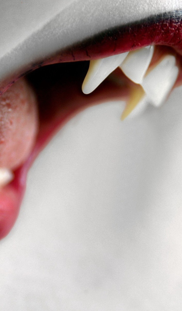 Оскал и клыки вампира