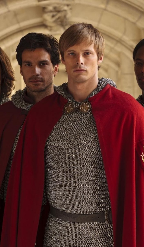 Рыцари в кольчугах и красных накидках