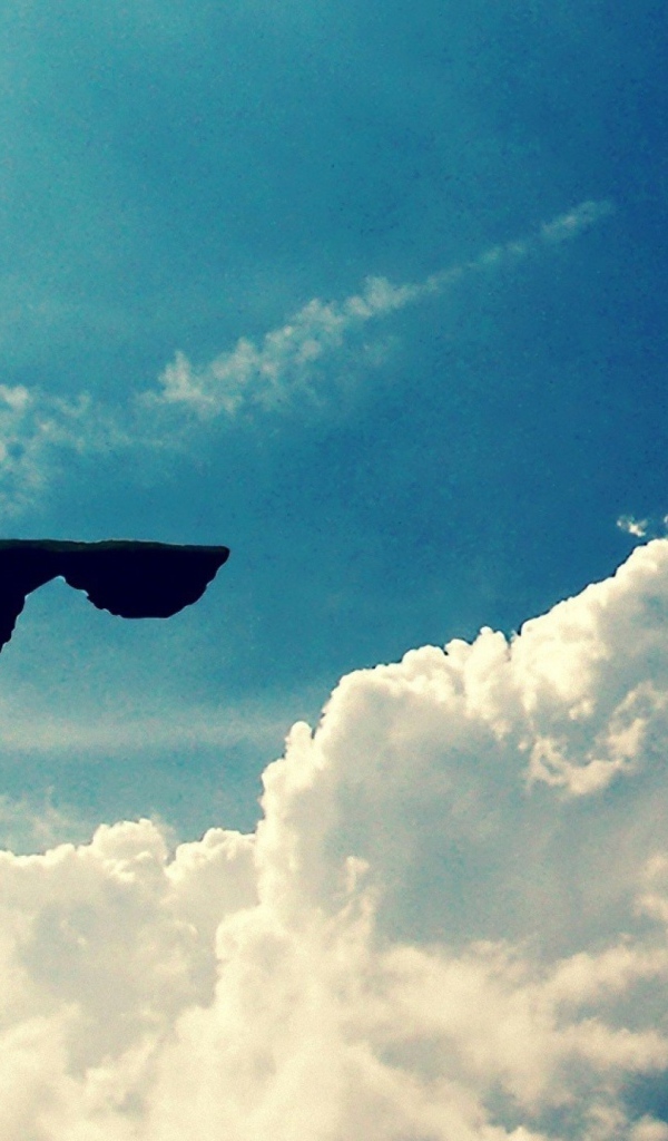 Маяк на куске земли улетает в облака