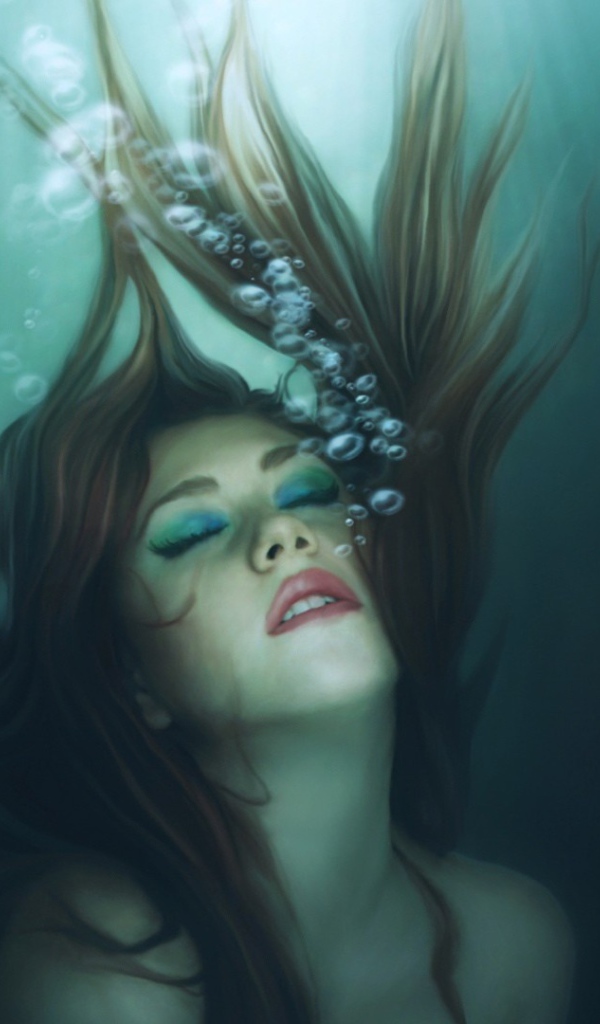 Девушка русалка погружается в воду