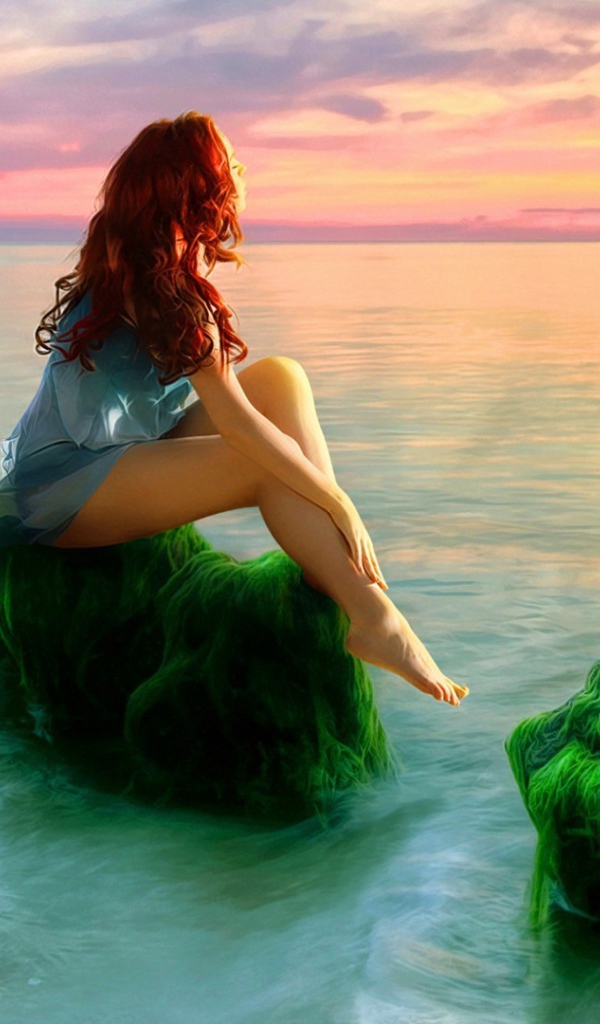 Русалка на зеленых камнях смотрит на закат
