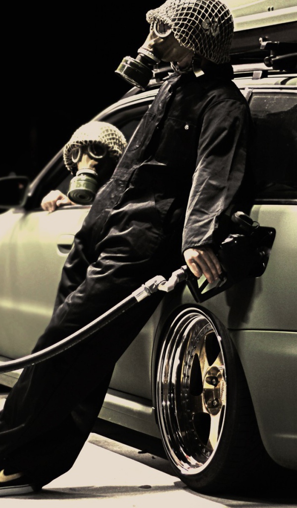 Заправщик в маске