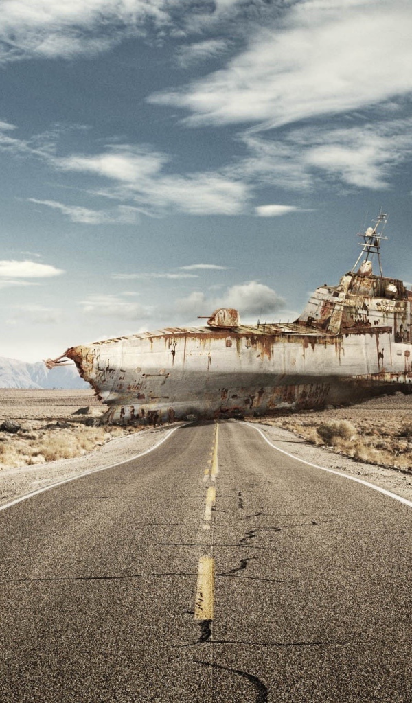 Ржавый корабль преградил дорогу в пустыне