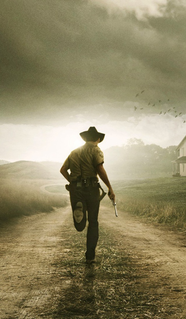 Шериф бежит по сельской дороге