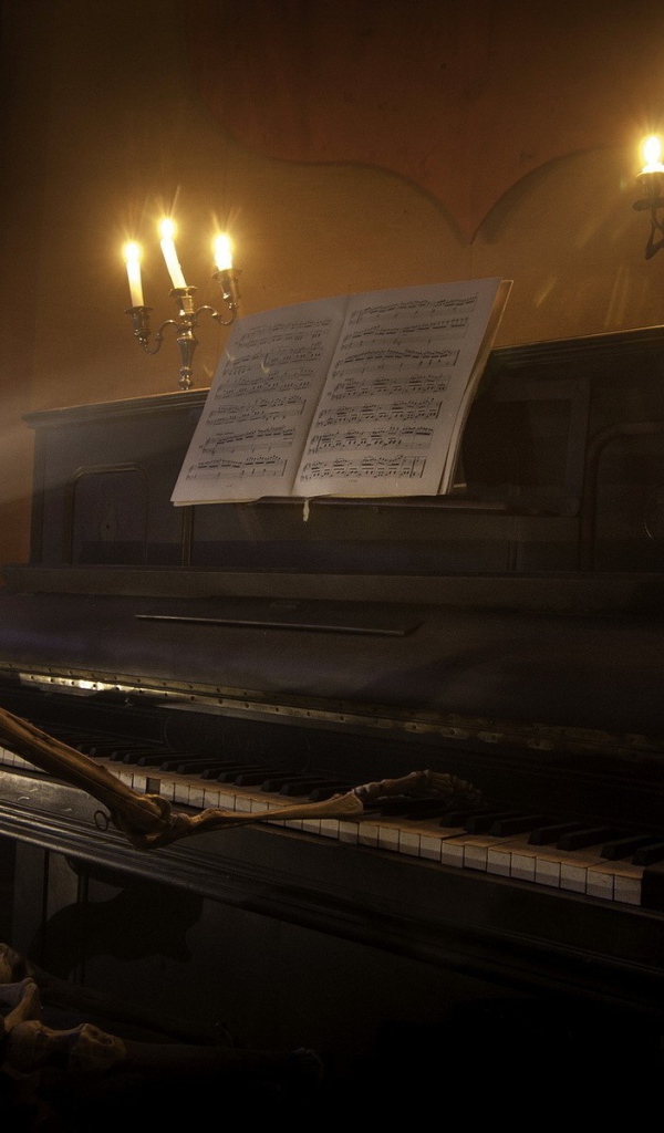 Скелет увлечен игрой на пианино