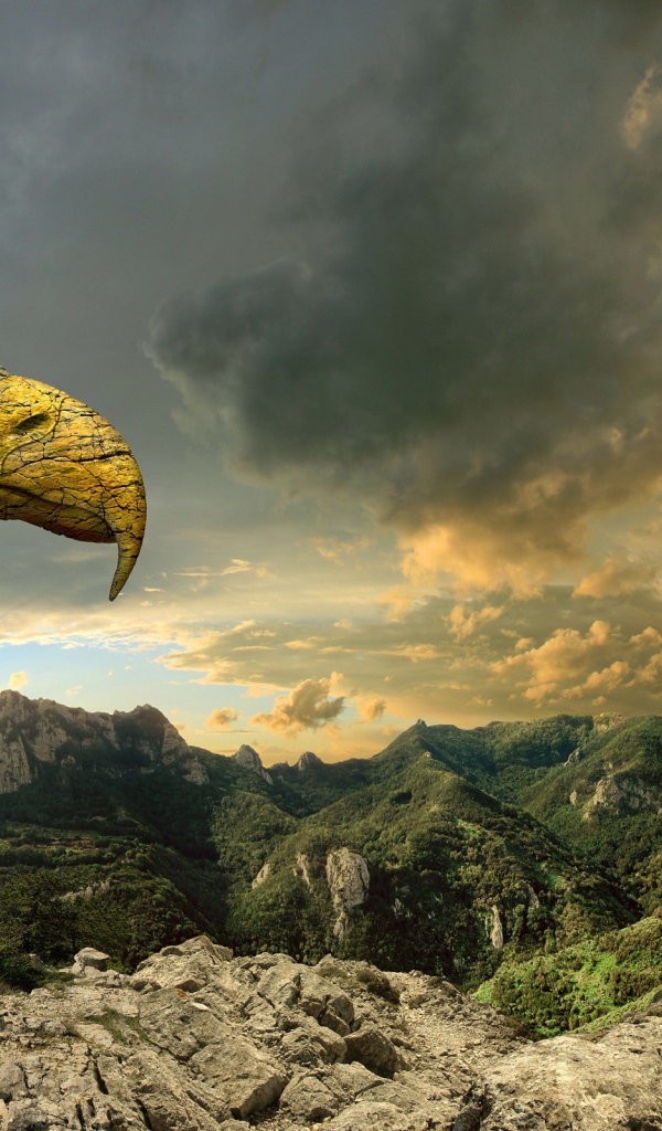 Статуи орлов из камня