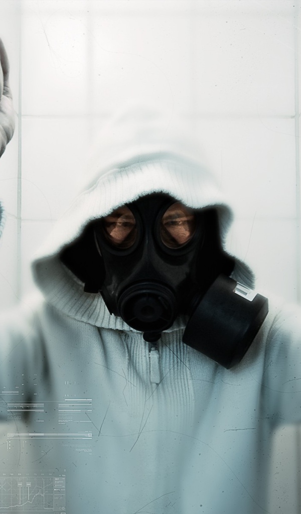 Человек в маске заблокирован за стеклом