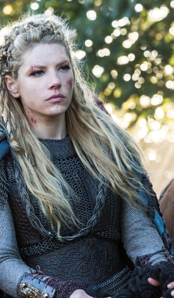 Девушка викинг на коне