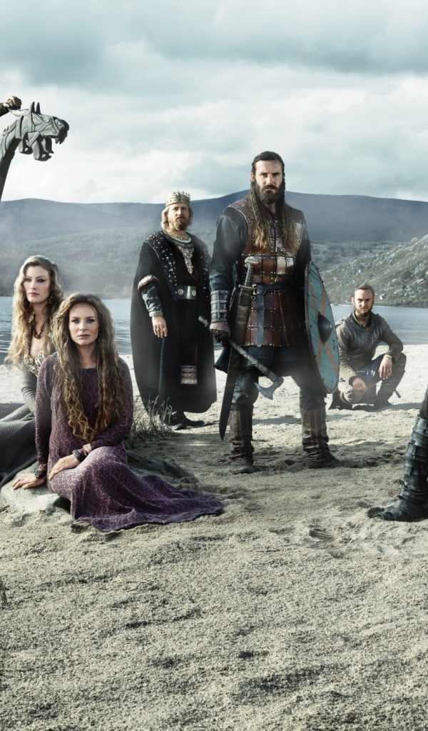 Отряд викингов на берегу моря