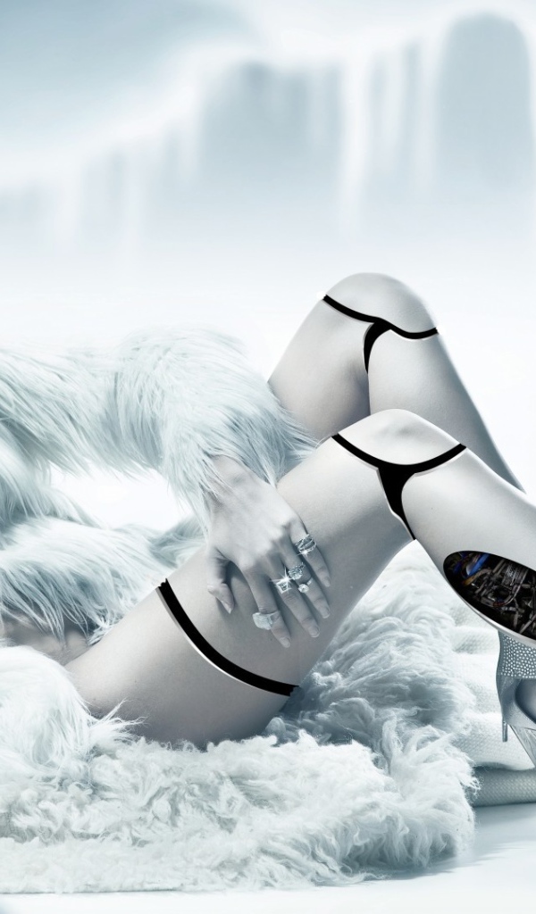 Белый киборг в меховой одежде