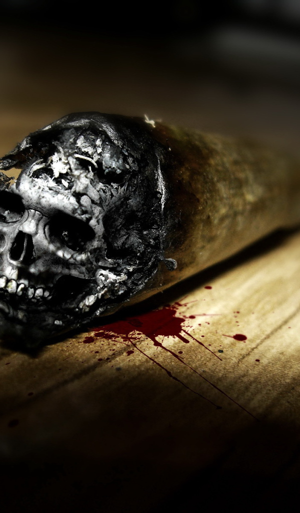Черный череп на полу