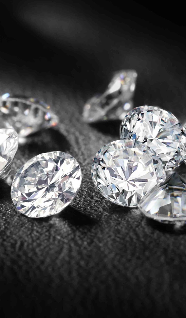 Горсть бриллиантов на черной коже