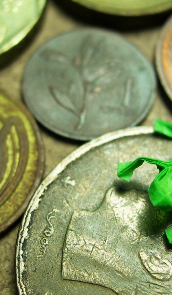 Фигурка лягушки на монетах