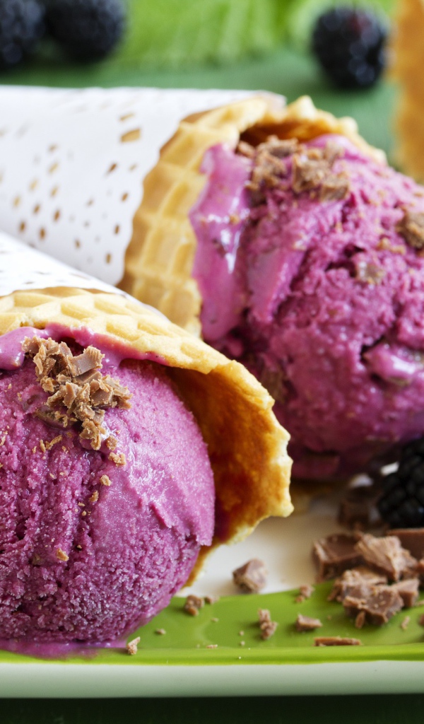 Мороженое из ежевики в вафельном рожке