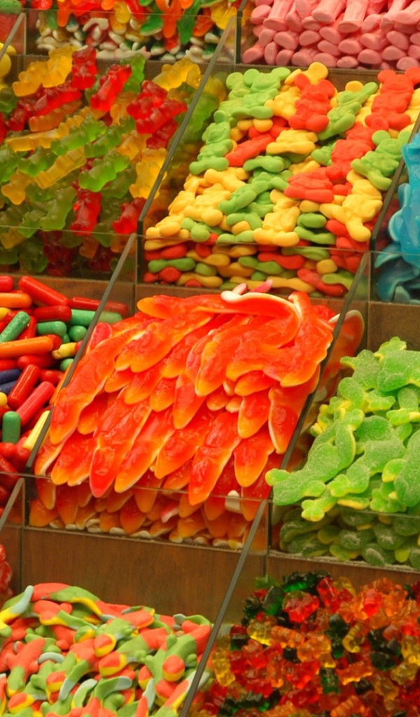 Цукаты и мармелад на полке магазина