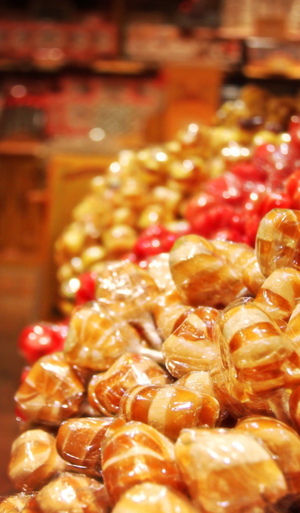 Конфеты на прилавке в магазине