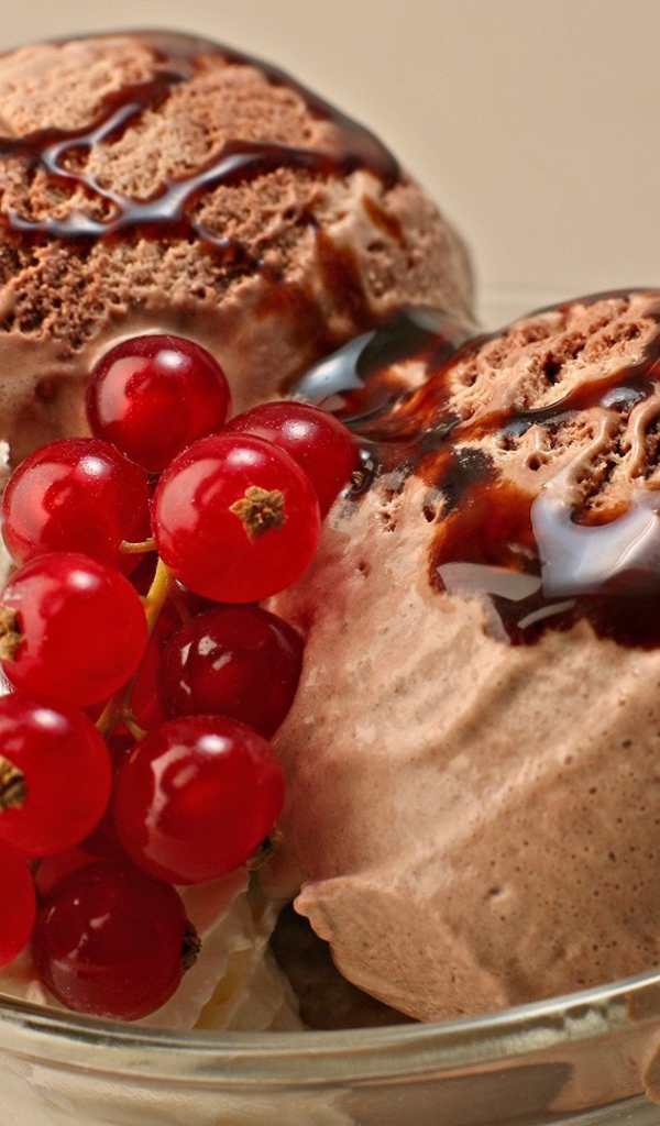 Шоколадное мороженое с красной смородиной