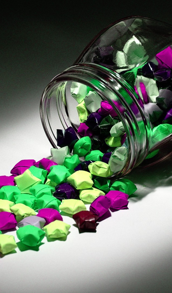 Конфеты в разноцветных обертках высыпались из банки