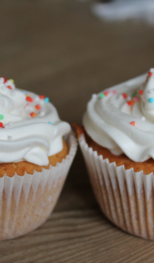 Кексы с кремом и посыпкой