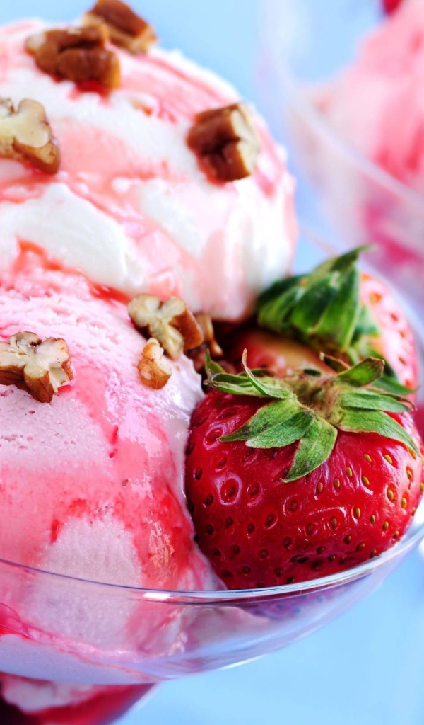 Сливочное мороженое с клубникой
