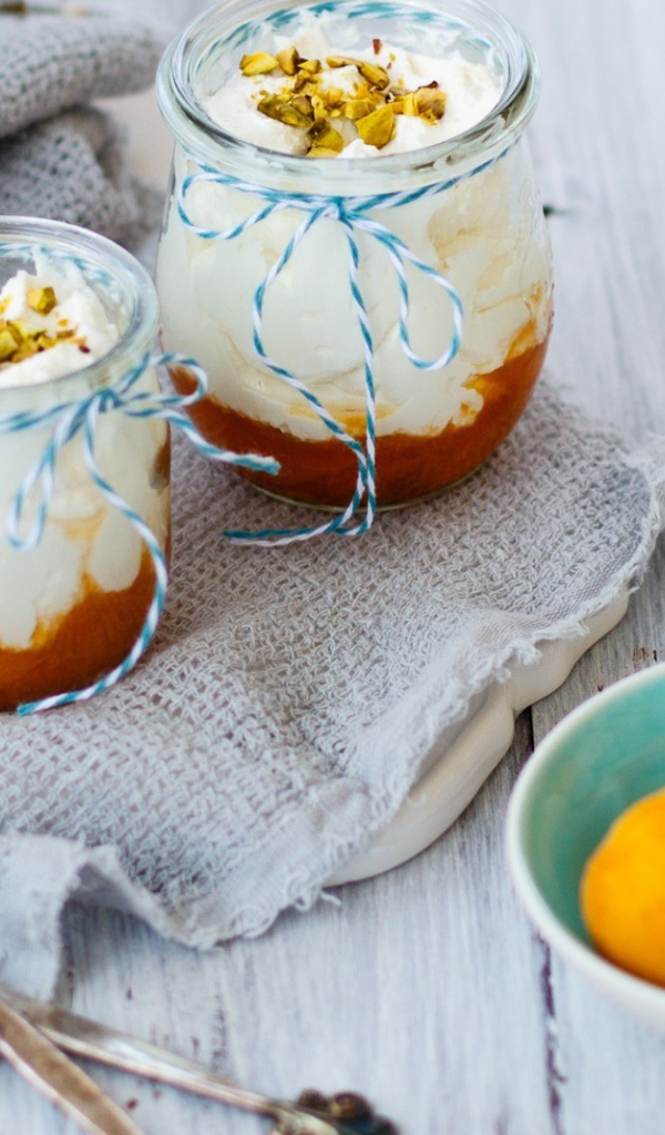 Десерт из взбитых сливок и персикового джема