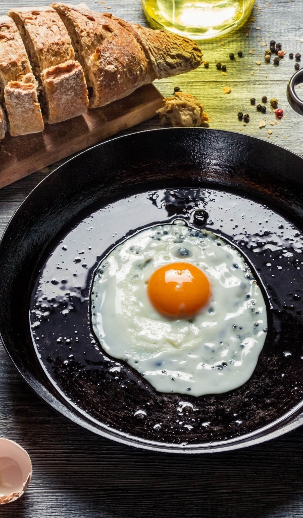 Глазунья с хлебом на завтрак