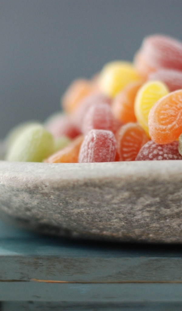 Фруктовые леденцы в каменном блюде