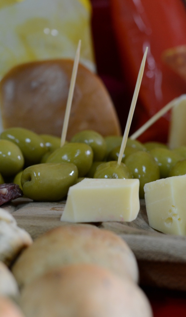 Кусочки сыра и оливки в качестве закуски