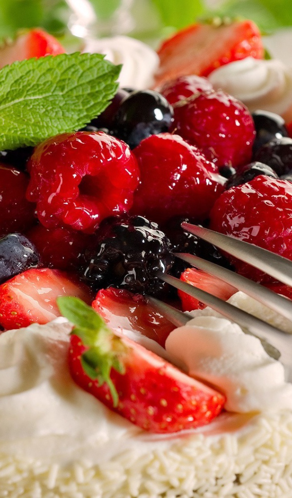 Вилка в ягодном десерте