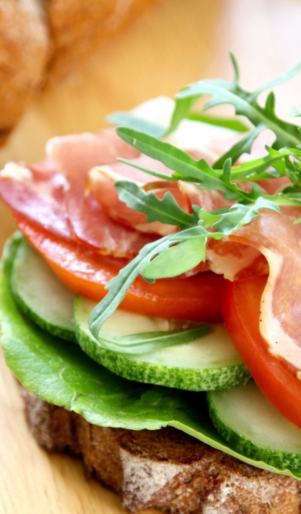 Бутерброд со свежими овощами и ветчиной