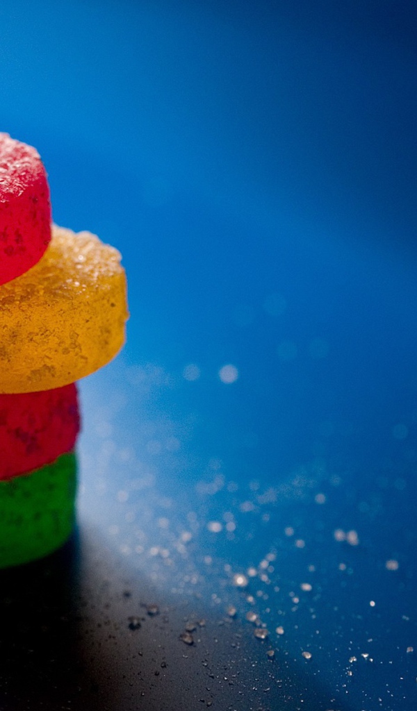 Стопка мармелада на голубой поверхности