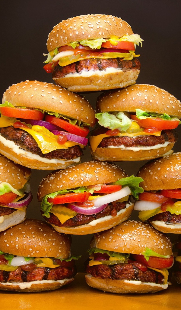 Треугольная горка из бургеров