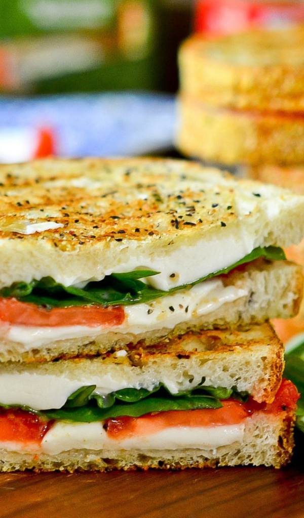 Теплые бутерброды с сыром и овощами