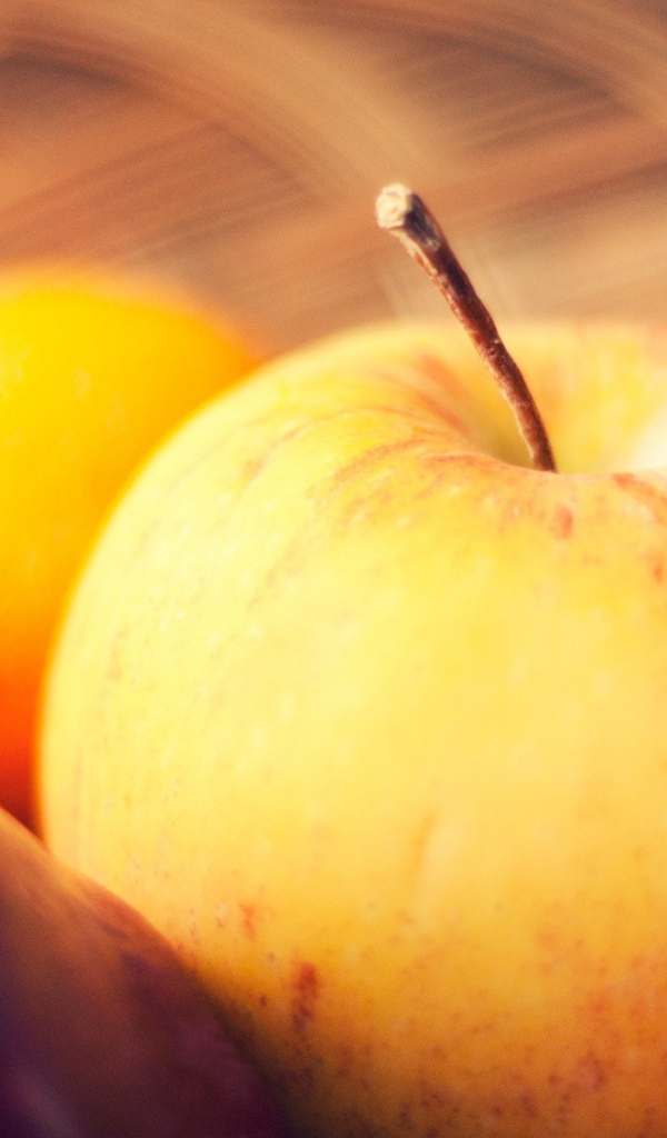 Яблоко и другие фрукты в корзинке