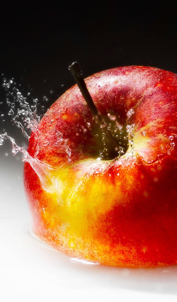Яблоко падает в молоко