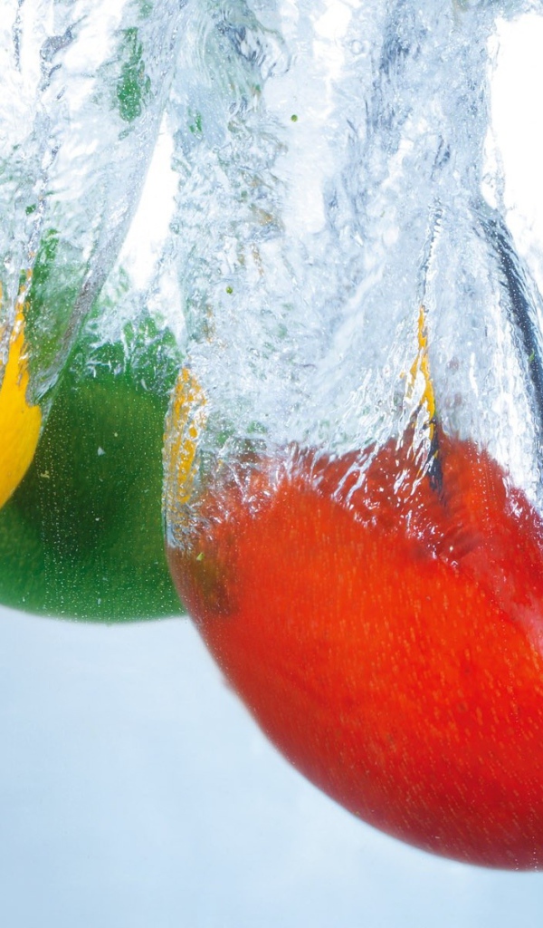 Яркие фрукты в воде