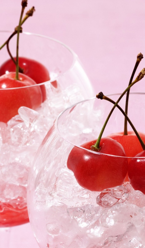 Вишни в бокалах со льдом