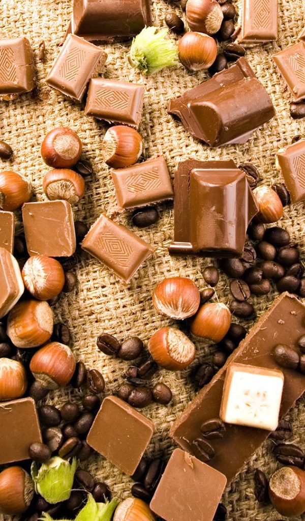 Шоколад и орехи на мешковине