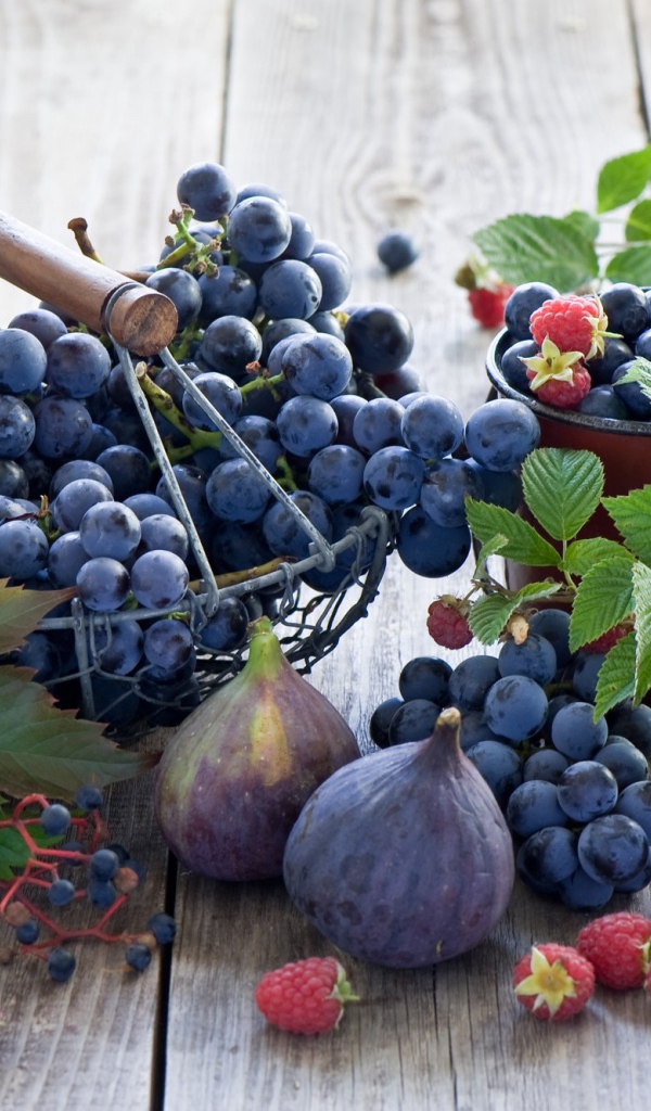 Инжир с ягодами