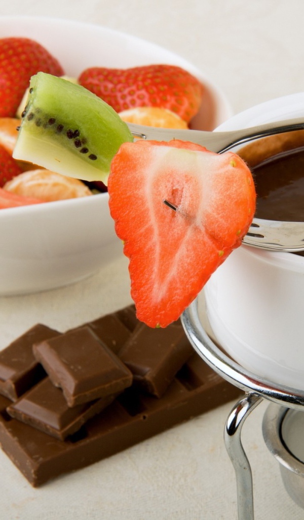 Кусочки фруктов с расплавленным шоколадом