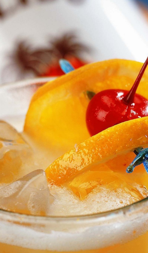 Фрукты на шпажке в молочном коктейле