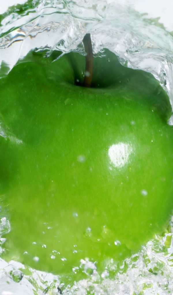 Зеленое яблоко в прозрачной воде