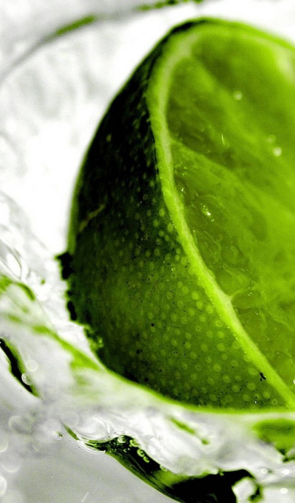 Половинка лайма в воде