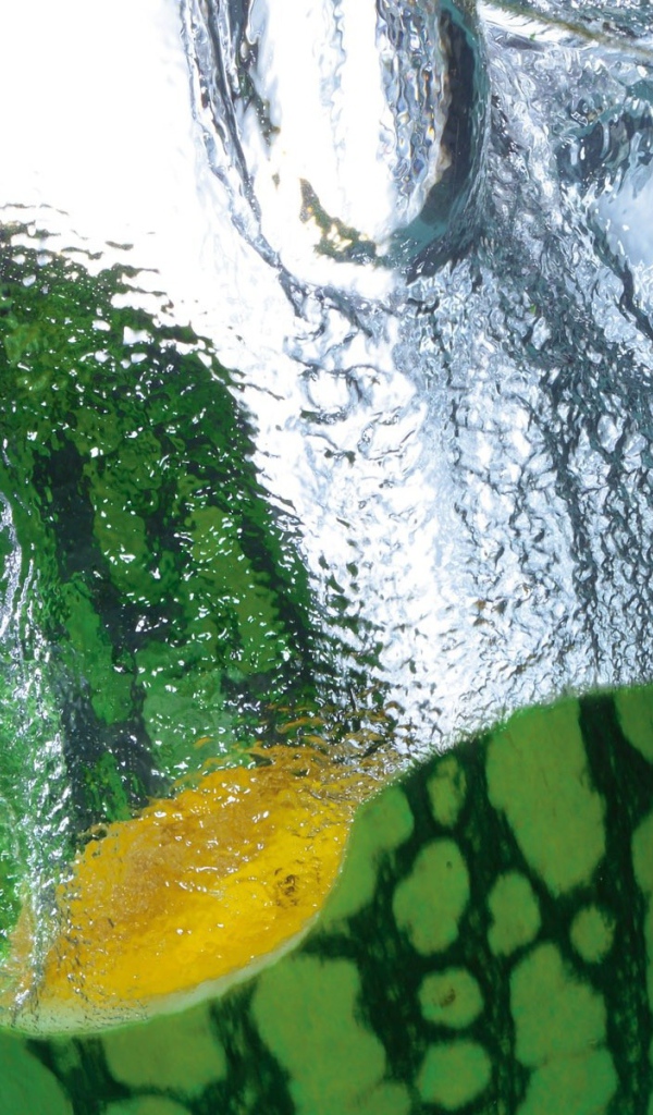 Половинки арбуза в воде