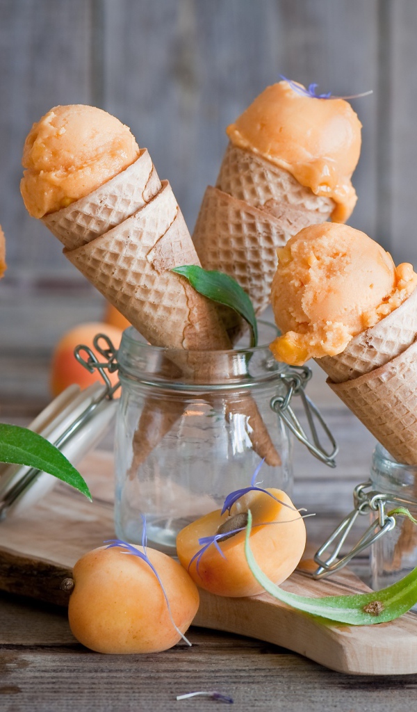 Мороженое из абрикос в рожках